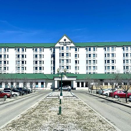 Divya Sutra Plaza And Conference Centre Calgary Airport Hotel Exterior photo