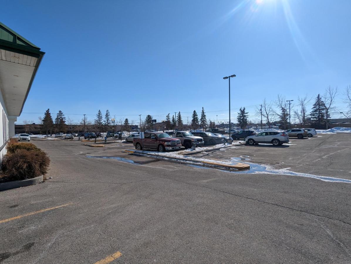 Divya Sutra Plaza And Conference Centre Calgary Airport Hotel Exterior photo